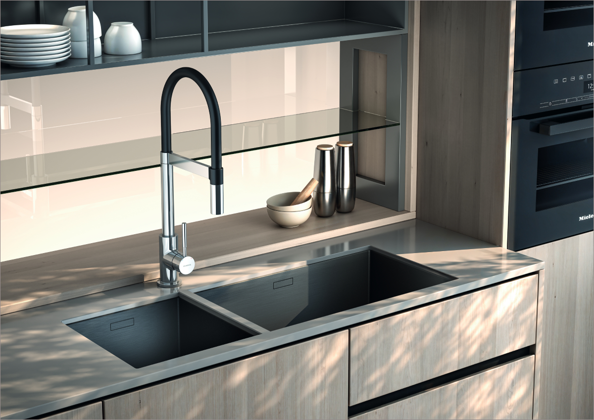 Dos grifos monomando de Genebre, un lavabo Kloe en metal cepillado y un modelo de cocina Ge-Dual, con certificación ACS