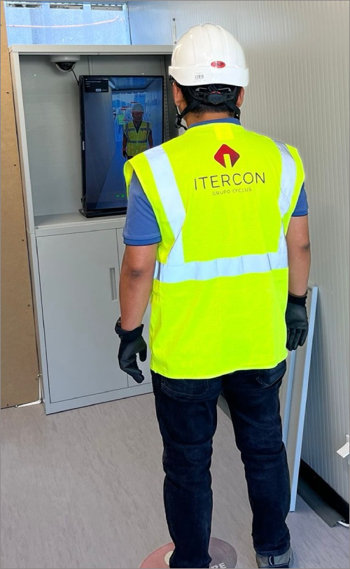 Control de acceso a obra con inteligencia artificial de ITERCON para comprobar el uso de EPIs.