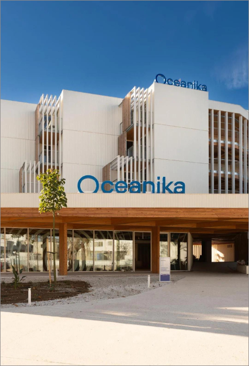 Vista del complejo Oceanika en Torremolinos, un proyecto de coliving sostenible con zonas comunes y exteriores.