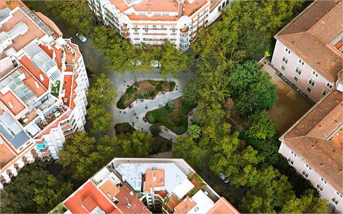 Parterres inundables en la plaza de Consell de Cent con Enric Granados, uno de los espacios SUDS de Barcelona