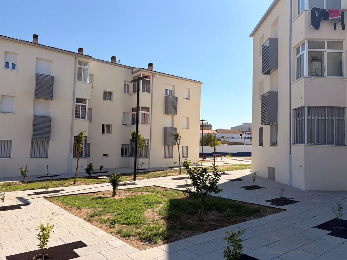 La rehabilitación energética de 40 viviendas públicas en Miajadas incorpora SATE, nuevas carpinterías y mejoras de aislamiento