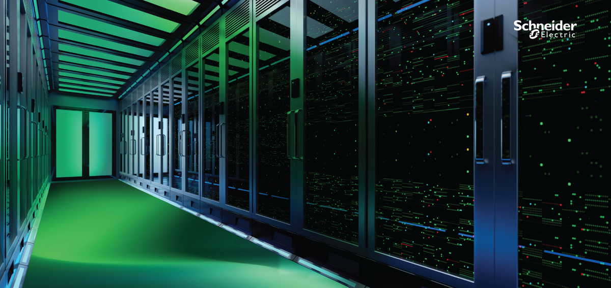 Pasillo de un centro de datos con filas de racks y el logotipo de Schneider Electric.