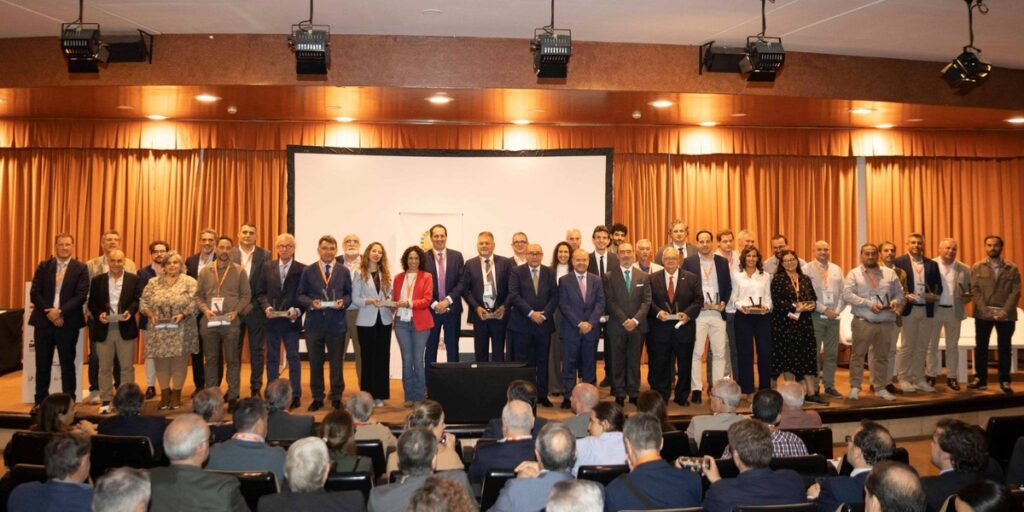 Los premiados posan sobre el escenario de los III Premios Nacionales Minería y Vida, con el público en primer plano.