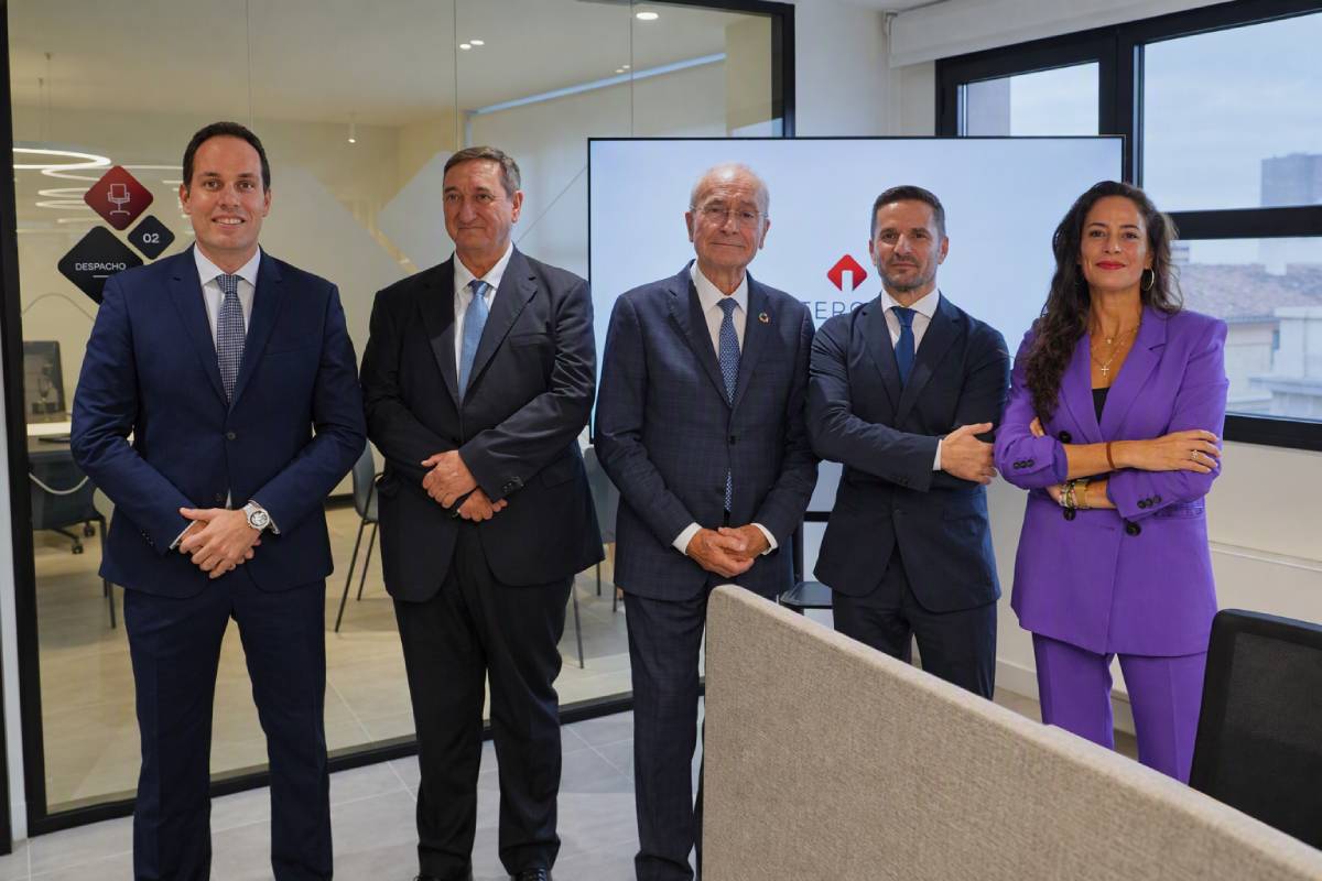 De izquierda a derecha: Alejandro Gallego, director general de ITERCON; Javier Luján, fundador de Grupo CYCLUS; Francisco de la Torre, alcalde de Málaga; Manuel Marín CEO de CYCLUS Gestión; y Alicia Izquierdo, concejala del Área de Innovación, Digitalización Urbana, Promoción de la Inversión Tecnológica y Empresarial y Captación de Inversiones del Ayuntamiento de Málaga.