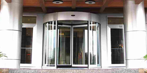 Las puertas automáticas giratorias de Manusa combinan confort térmico y eficiencia energética