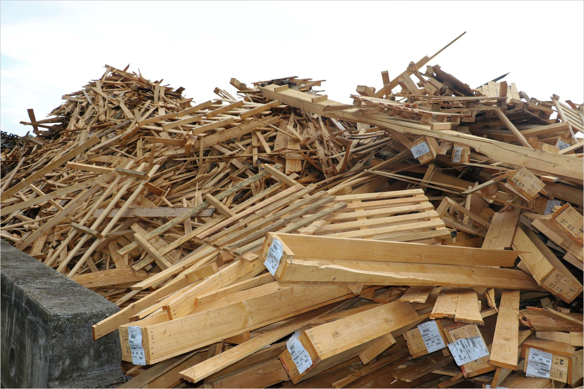 Acopio de residuos de madera con piezas de diferentes tamaños y formas.