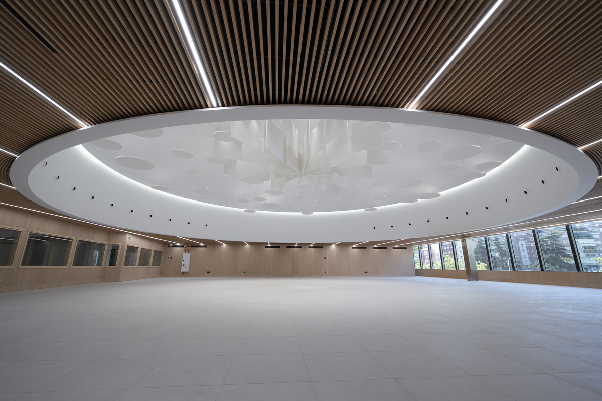 Sala abovedada del Palacio de Congresos de Madrid con paneles acústicos suspendidos de Saint-Gobain Ecophon.
