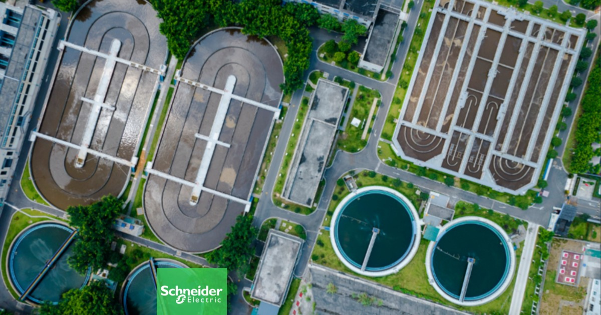 Vista aérea de una planta de tratamiento de agua con el logotipo de Schneider Electric.